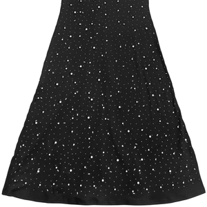 Détail d'une robe noire élégante avec perles blanches et ornements en strass brillants