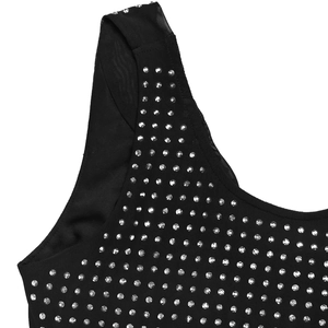 Détails de strass argentés étincelants sur tissu mesh noir et bretelles