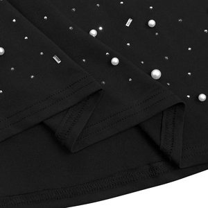 Détail d'une robe à col montant avec perles blanches, strass clairs et paillettes rectangulaires