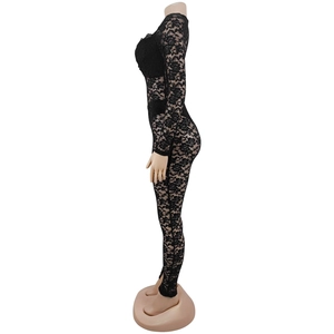 Détail de la dentelle florale noire et du tissu transparent de la combinaison moulante