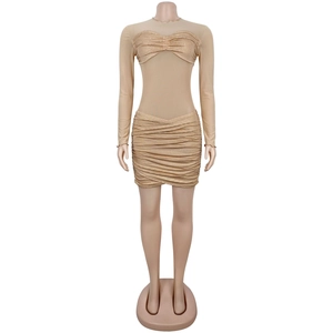 Detail von transparentem Netzkleid mit Strasssteinen, Langarm und geriffeltem Minirock