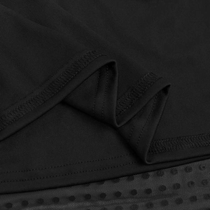Détail du tissu synthétique noir haute densité avec mesh respirant et coutures plates