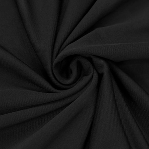 Gros plan du tissu en maille fine avec un drapé fluide pour une robe élégante