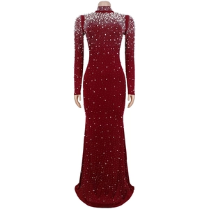 Détail d'une robe de soirée bordeaux élégante avec des ornements de perles et de strass
