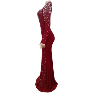 Détail de la robe élégante rouge foncé à col montant avec embellissements de perles