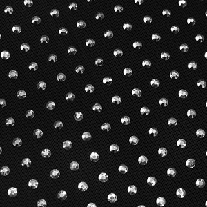 Détail du tissu en maille noire avec des strass étincelants disposés en motif de grille