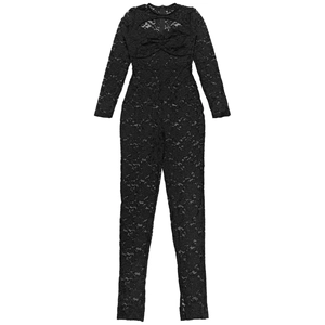 Vue détaillée du tissu en dentelle florale et du nœud papillon sur le body noir