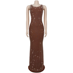 Vue détaillée d'une robe longue marron sans manches avec des strass argentés brillants