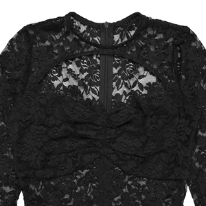 Détail d'un body en dentelle noire avec motifs floraux, découpe géométrique et zip au dos