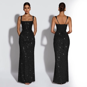 Détails de robe de soirée à paillettes noires montrant le col carré et le dos lacé