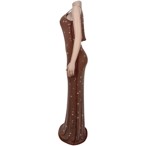 Détail des strass sur une robe de soirée marron foncé à coupe ajustée et élégante