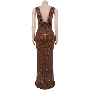 Détail de strass scintillants sur une robe marron sexy dos nu avec drapé taille haute