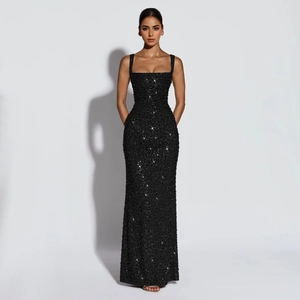 Robe longue noire à paillettes avec fines bretelles et coupe ajustée pour soirées formelles