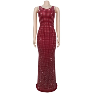 Détail d'une robe de soirée bordeaux ornée de strass argentés brillants sur le tissu