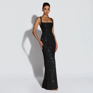 Gros plan détaillé d'une robe de soirée à paillettes noires avec encolure carrée et coupe slim