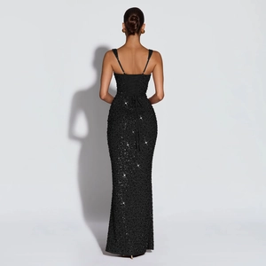 Détail d'une robe de soirée noire à paillettes avec dos nu et taille à nouer élégante