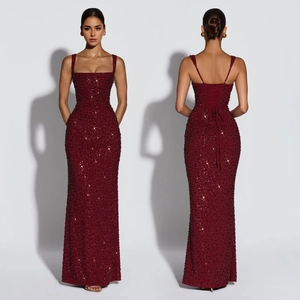 Détail de la robe de soirée à paillettes bordeaux avec un dos nu lacé élégant