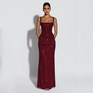Robe de soirée à paillettes bordeaux avec encolure carrée et coupe moulante pour gala