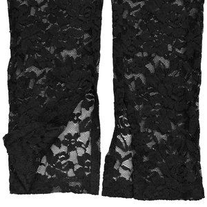 Détail du tissu en dentelle florale avec fentes latérales sur combinaison noire sexy