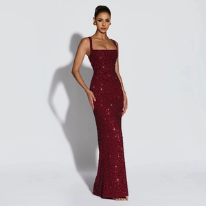 Gros plan sur la texture des paillettes bordeaux et le corsage ajusté de la robe de soirée