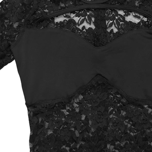 Détail de la dentelle florale transparente et du tissu extensible de ce body ajusté