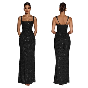 Détails de la robe de soirée à paillettes noires avec laçage élégant dans le dos