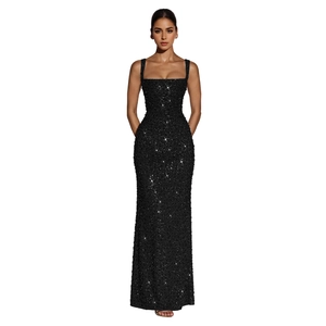 Détail d'une robe de soirée noire à paillettes avec tissu scintillant et coupe ajustée