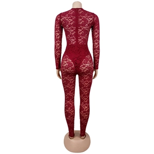 Détail de la dentelle florale transparente et de la fermeture éclair au dos du body rouge