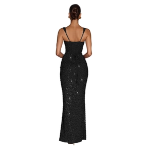 Détail du dos d'une robe longue noire à paillettes avec un design à lacets dans le dos
