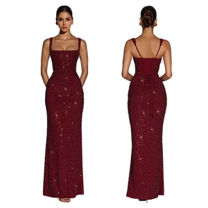Robe de soirée à paillettes rouge foncé avec col carré élégant et dos lacé détaillé