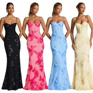 Elegante abito da sera senza schienale con ricamo floreale in nero, rosa, blu e giallo
