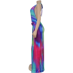 Dettaglio di un vestito tie-dye colorato con scollo all'americana e spacco schiena
