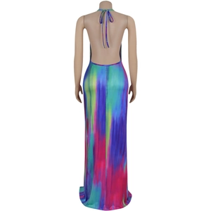Dettaglio di un abito lungo colorato tie-dye schiena scoperta con scollo all'americana