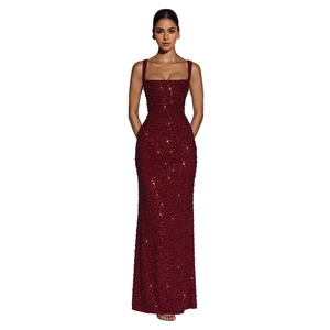 Détails de la robe de soirée à paillettes rouge foncé avec une encolure carrée chic