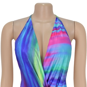 Dettaglio top halter tie-dye multicolore con profondo scollo a V e tessuto elastico