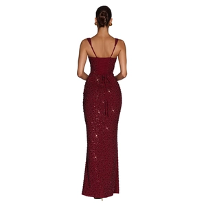 Détails des paillettes au dos et du laçage de la robe de soirée rouge bordeaux