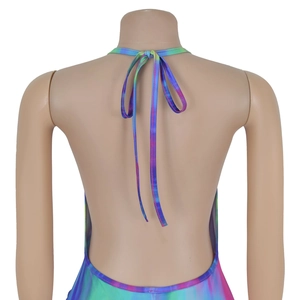 Dettaglio del collo a lupetto tie-dye arcobaleno e schiena scoperta dell'abito estivo
