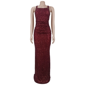 Détail d'une robe de soirée bordeaux à paillettes avec col carré et taille froncée