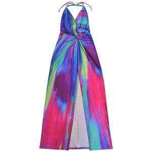 Dettaglio dell'abito halter tie-dye multicolore con nodo in vita e spacco alto