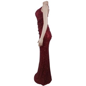 Détail de la robe de soirée à paillettes bordeaux montrant le tissu brillant et la coupe sirène
