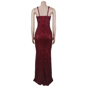 Détail du laçage croisé style corset au dos d'une robe de soirée à paillettes bordeaux