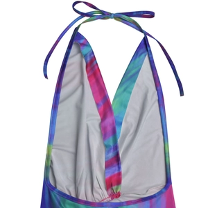 Dettaglio dell'abito multicolore con scollo all'americana e profondo scollo a V