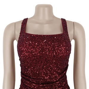 Détail de la robe sans manches à paillettes bordeaux avec tissu scintillant et texture