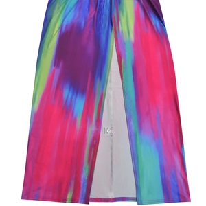 Dettaglio del vestito lungo tie-dye colorato con trama del tessuto, spacco e etichetta taglia S