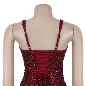 Vue détaillée d'une robe à paillettes bordeaux avec laçage au dos et bretelles réglables