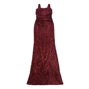 Détail du tissu à paillettes rouge vin et du design froncé à la taille de la robe