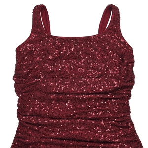 Détail de robe à paillettes bordeaux avec décolleté carré et doubles bretelles fines