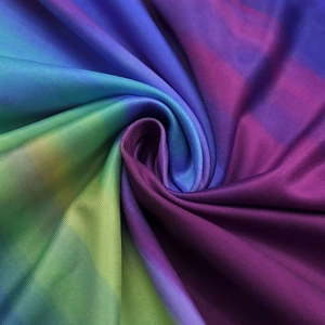Dettaglio del tessuto in maglia sfumato arcobaleno con motivo a spirale testurizzato