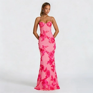 Elegante abito da sera rosa senza schienale con applicazioni floreali 3D e sirena