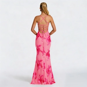 Abito da sera rosa con elegante design incrociato sulla schiena e fiori ricamati in 3D